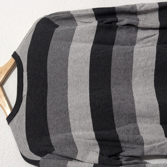 4/$12 2010 Old Navy Striped V-Neck Preppy Sweater size Small - Picture 8 of 13